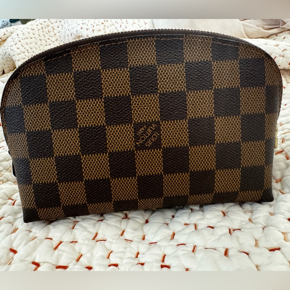 LOUIS VUITTON
Cosmetic clutch bag